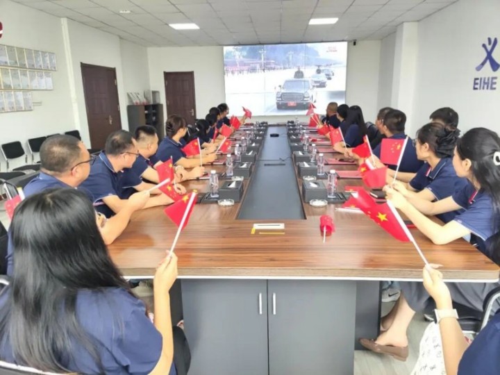 Exe po'lat tuzilishi guruhi 93-harbiy paradning jonli efirini tomosha qildi