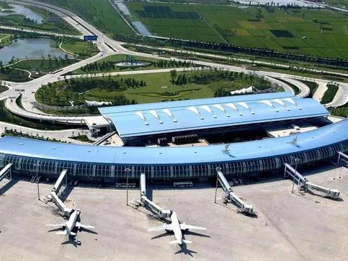 Po'lat ramka bilan aeroport terminali